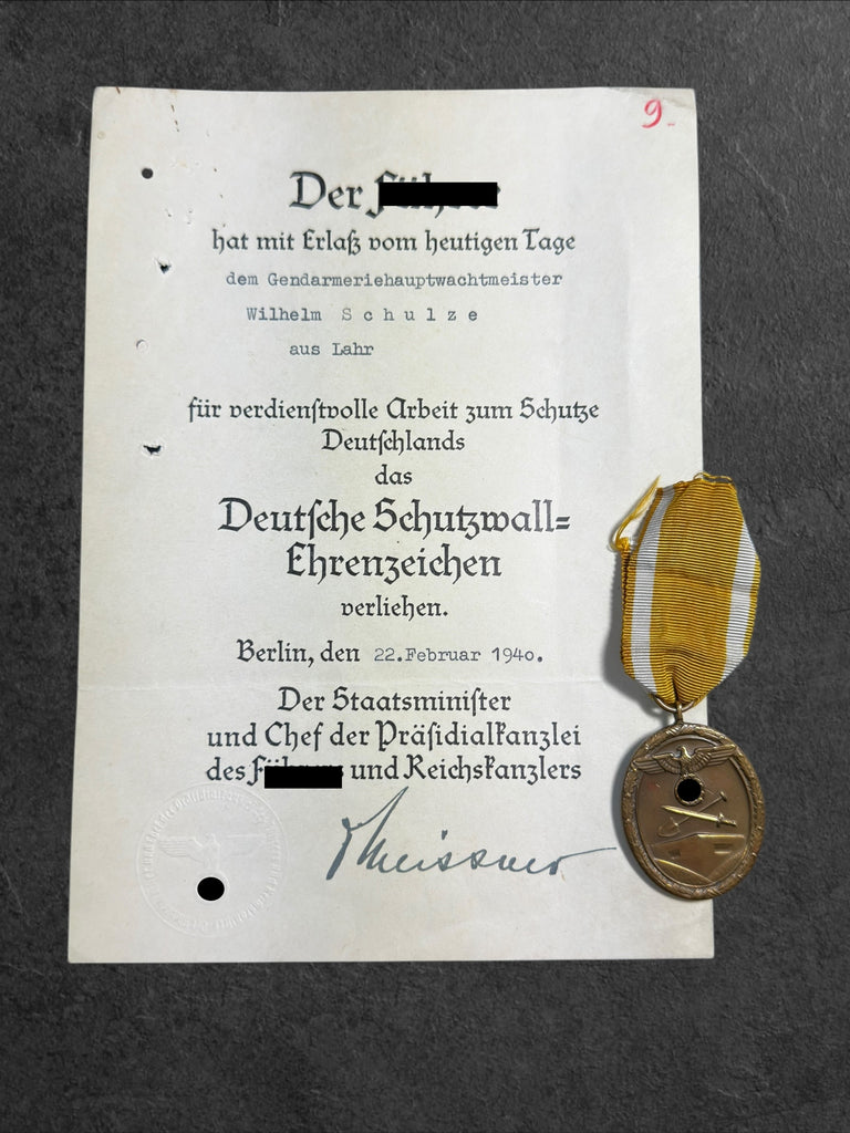 Deutsches Schutzwall-Ehrenzeichen mit Verleihungsurkunde