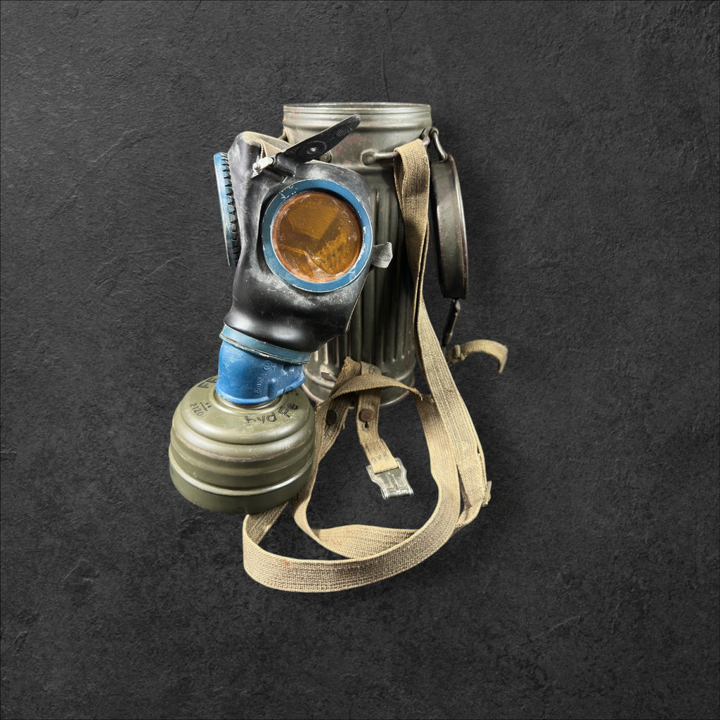 Gasmaske mit Behälter