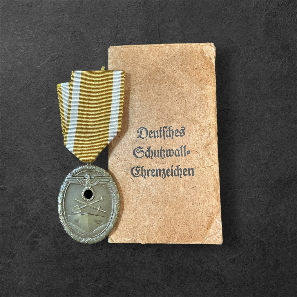 Deutsches Schutzwall-Ehrenzeichen mit Tüte