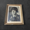 Fotografie eines Luftwaffensoldat mit Stahlhelm