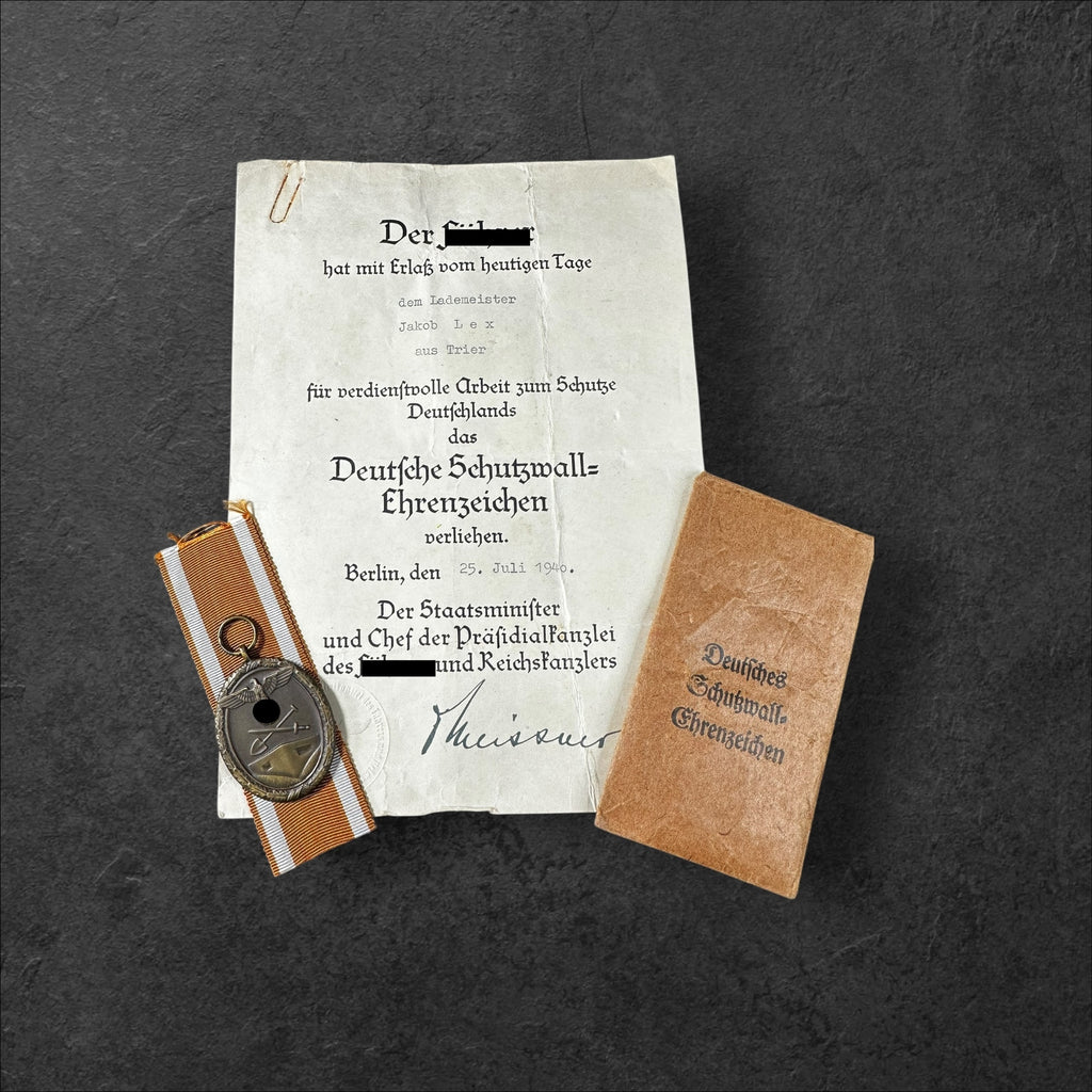 Deutsches Schutzwall-Ehrenzeichen mit Verleihungsurkunde und Tüte