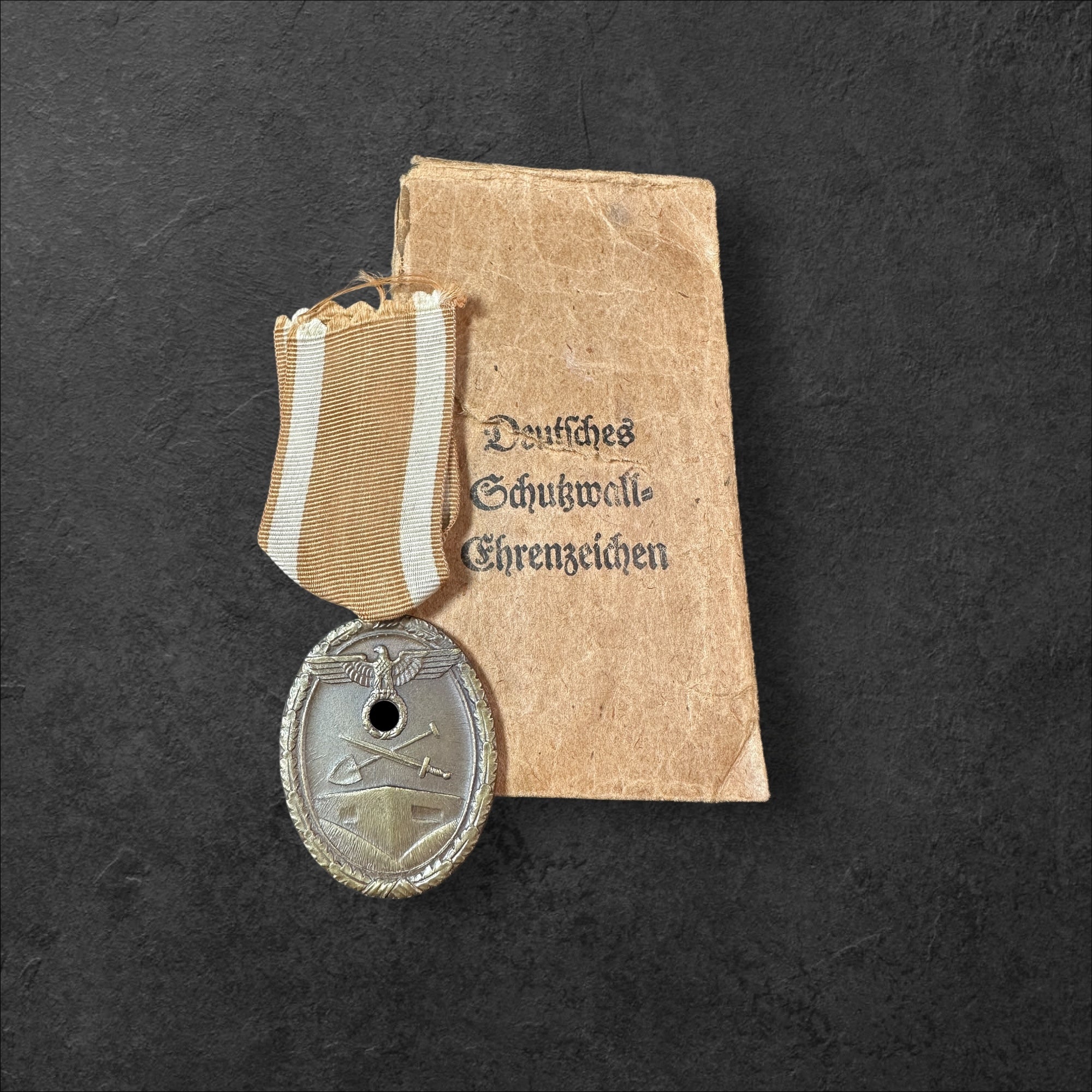 Deutsches Schutzwall-Ehrenzeichen mit Tüte