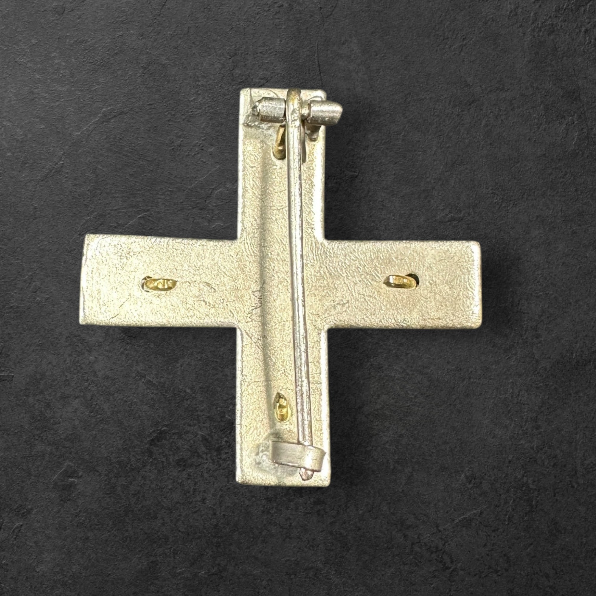 Baltenkreuz an Nadel